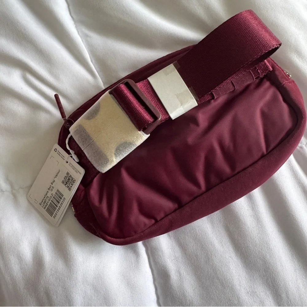 🆕💕 Lululemon Everywhere Belt Bag Velour - Wine Berry Gold